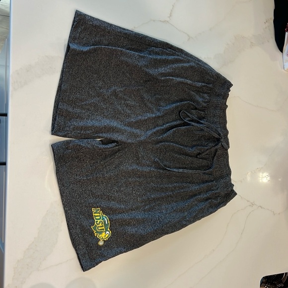 Men’s large NDSU sleep shorts new without tags - Picture 2 of 3